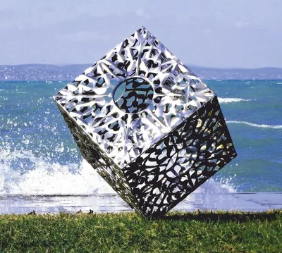 Produktbild von Casa Padrino Luxus Garten Deko Edlestahl Skulptur Würfel Silber H. 86 cm - Metall Skulpturen