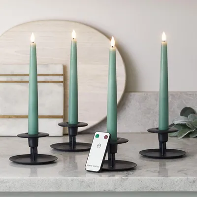 Produktbild von Lights4fun 4er Set Eukalyptus Grüne TruGlow® LED Stabkerzen mit Fernbedienung und Timer Echtwachs 22cm batteriebetrieben