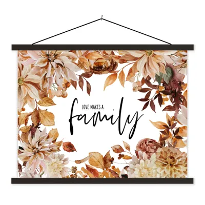 Produktbild von MuchoWow® Textilposter Zitate - Liebe macht eine Familie - Sprichwörter - Familie 150x113 cm mit schwarzem Rahmen - Wohnzimmer