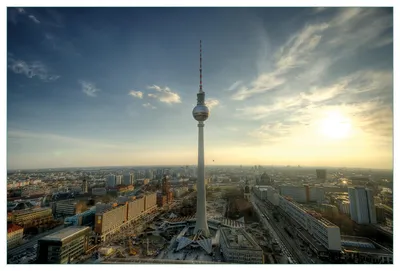 Produktbild von Wallario Küchenrückwand aus Glas, Größe: 90 x 60 cm, Motiv: Fernsehturm Berlin mit Panoramablick über die Stadt | Spritzschutz | abwischbar | pflegeleicht | in