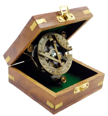 Image de Boussole vintage en laiton avec cadran solaire, présentée dans un coffret en bois de rose