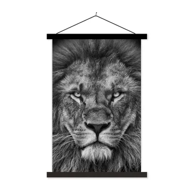 Produktbild von MuchoWow® Textilposter Tiere - Löwe - Schwarz - Weiß - Porträt 40x60 cm mit schwarzem Rahmen - Wanddekorationen