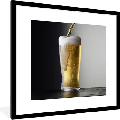 Produktbild von MuchoWow® Gerahmtes Poster Leckeres Bier auf schwarzem Hintergrund 40x40 cm - Poster mit Schwarzem Bilderrahmen Wandposter Rahmen Foto Bilder - Poster - Plakat im Rahmen