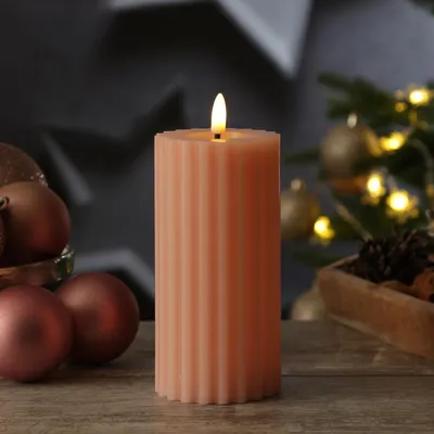 Produktbild von LED Kerze LIV - gerillt - Echtwachs - warmweiße 3D Flamme - H: 17,5cm - D: 7,5cm - Timer - rosa