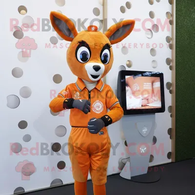 Produktbild von Orange REDBROKOLY Reh Maskottchen kostüm gekleidet in ein Oxford-Hemd und Smartwatches