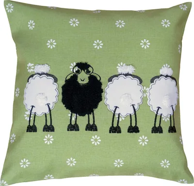 Produktbild von heimtexland ® Deko Kissen Schwarzes Schaf Ostern Dekokissen Bezug mit Applikation Leinen-Optik bestickt Osterdeko Landhaus Blumen natur Typ885 Kissenhülle 40x40 cm grün