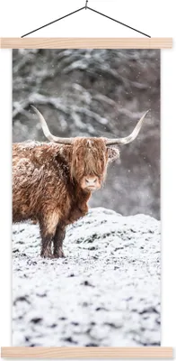 Produktbild von MuchoWow® Textilposter Schottisches Hochlandrind - Baum - Schnee 60x120 cm mit holzfarbenen Rahmen - Holz