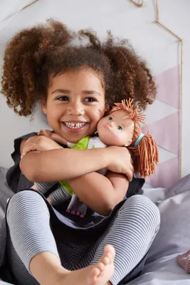 Image de HABA 305585 - Poupée de jeu Milou, Poupée HABA au corps souple, membres et tête en vinyle, 32 cm, Jouets dès 3 ans