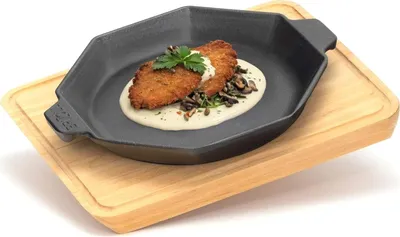 Produktbild von 14cm Servierpfanne aus Gusseisen Bratpfanne mit Holzuntersetzer Schmorpfanne mit Holzbrett Pfanne Bräter Gasgrill Backofen Feuerstelle Induktion "HoReCa"