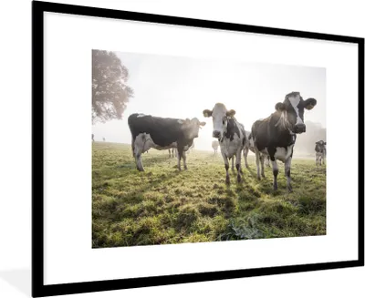 Produktbild von MuchoWow® MuchoWow® Gerahmtes Poster Kühe - Licht - Gras - Tiere 90x60 cm - Poster mit zchwarzem Bilderrahmen - Wanddekoration - Fotos