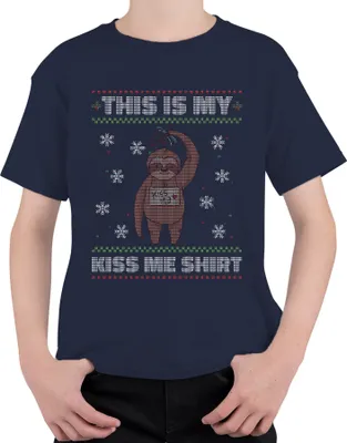 Produktbild von Faultier Mistelzweig Kuss Shirt - Ugly Christmas Sweater Weihnachten Uni Kinder T-Shirt, Navy, 104