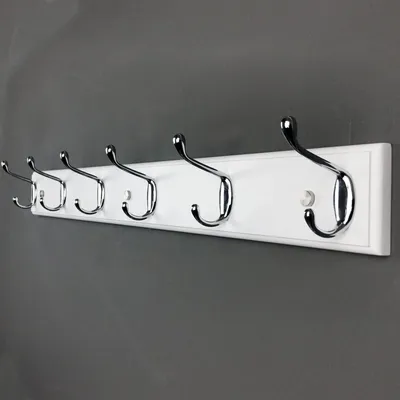 Produktbild von Famanu Wandhaken aus Holz mit 6 silbernen Haken - Robuste Garderobe für Jacken - 70 cm - Moderne Aufhängung für Flure - Weiße Garderobe