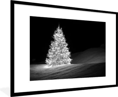 Produktbild von MuchoWow® MuchoWow® Gerahmtes Poster Ein beleuchteter Weihnachtsbaum bei Nacht - schwarz und weiß 90x60 cm - Poster mit zchwarzem Bilderrahmen - Wanddekoration - Fotos