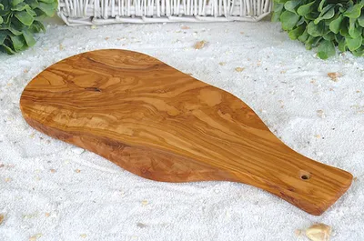 Produktbild von Servierbrett Olivenholz mit Griff Länge ca. 34-36 cm. Schnittfest und antibakterielle Wirkung für die tägliche Verwenudng geeignet.
