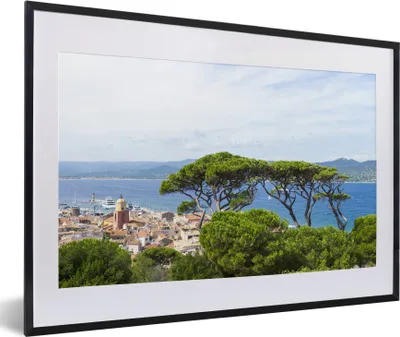 Produktbild von MuchoWow® MuchoWow® Gerahmtes Poster Saint-Tropez in einer grünen Umgebung in Frankreich 60x40 cm - Poster mit zchwarzem Bilderrahmen - Schlafzimmer - Plakat in Rahmen - Drucken