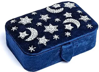 Produktbild von Schmuck-/Tarotbox aus Samt in Dunkelblau mit Mond und Sternen – 11 x 15,5 x 5 cm
