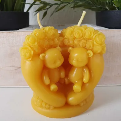 Obrázek produktu pro Včelí vosková svíčka Medvědí svíčka na růžové lavici 8 cm