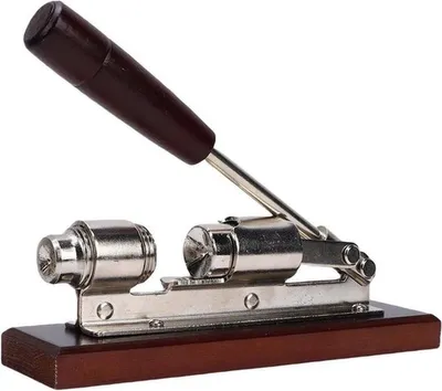 Ergonomischer Nussknacker aus Edelstahl mit Holzgriff, ideal zum Öffnen von Pekannüssen und Walnüssen in der Küche