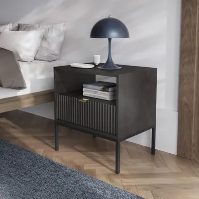 Productafbeelding van Zwarte, moderne, geribbelde nachtkastje KIOTO SN1SZ. Zwarte nachtkastje met frame