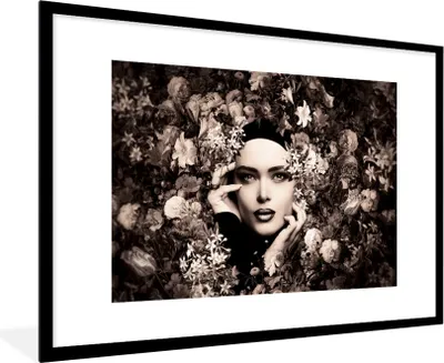 Produktbild von MuchoWow® Gerahmtes Poster Frau - Blumen - Botanisch - Natur 90x60 cm - Poster mit Schwarzem Bilderrahmen Wandposter Rahmen Foto Bilder - Wanddekoration - Fotos