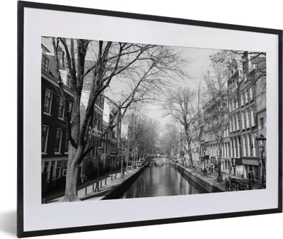 Produktbild von MuchoWow® Gerahmtes Poster Achterburgwal Amsterdam - Schwarz und Weiß 60x40 cm - Poster mit Schwarzem Bilderrahmen Wandposter Rahmen Foto Bilder - Schlafzimmer - Plakat in Rahmen - Drucken