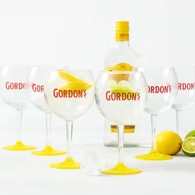 Produktbild von Gordon’s Gin Ballongläser – 6er Set | Original Gordon’s Cocktailgläser mit gelbem Fuß | 300 ml Premium Gin Tonic Gläser