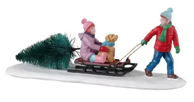 Ein Junge zieht Schlitten und Tannenbaum durch den Schnee. Auf dem Schlitten sitzt Mädchen mit Hund.