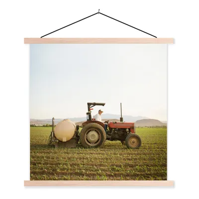 Produktbild von MuchoWow® Textilposter Traktor - Landwirt - Berg 40x40 cm mit holzfarbenen Rahmen - Posterleiste