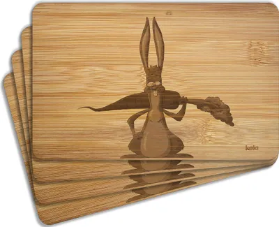 Produktbild von Wallario Frühstücksbrettchen 4er Set aus Holz, je 22 x 14 cm, Motiv Lustiger Hase mit Möhre im Comic Stil