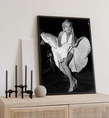 Produktbild von Poster Marilyn Monroe Pose, groesse_poster:30x40 cm, groesse_rahmen:weiß Passepartout 40x50 cm
