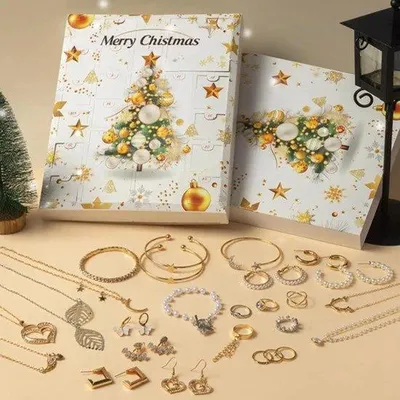 Productafbeelding van Kerstkalender 2024 - Kerstkalender voor kinderen - 24 sieraden en kettingen - 20x17 cm