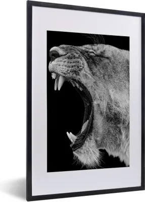 Produktbild von MuchoWow® Gerahmtes Poster Tiere - Löwe - Schwarz - Weiß - Porträt 40x60 cm - Poster mit Schwarzem Bilderrahmen Wandposter Rahmen Foto Bilder - Poster in Rahmen