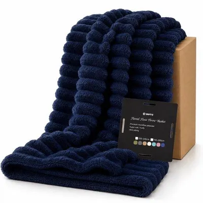 Zdjęcie produktu dla Unyqoos® BOTC - koc polarowy (w kratę), 150 x 200 cm - wykonany z poliestrowego polaru, wyjątkowo miękki i ciepły, w ciemnoniebieskim kolorze, lekki, idealny do sofy, łóżka i podróży