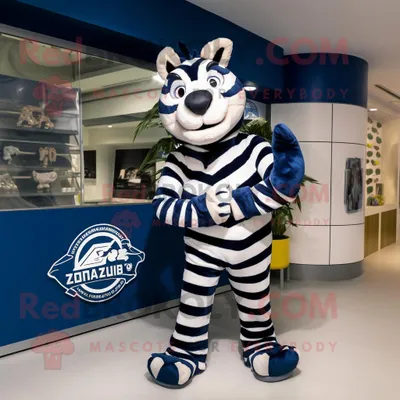 Produktbild von Marineblauer REDBROKOLY Zebra Maskottchen Kostüm charakter bekleidet mit einem Grafik-T-Shirt und Kummerbunden