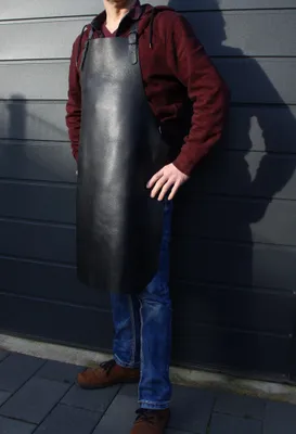 Produktbild von Premium Lederschürze, Grillschürze | 75x100 cm | deutsche Handarbeit | echt Leder, schwarz, 2 + mm dick und weich | auch als Schweißerschürze geeignet