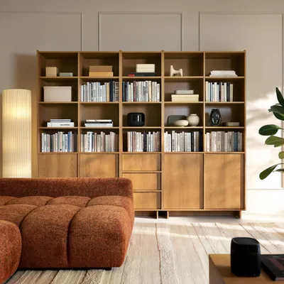 Zdjęcie produktu dla Minimalistyczny regał Hinoki 98 cm z 2 drzwiami – nowoczesny regał drewniany w wykończeniu dąb karmelowy; regał bez nóżek do salonu
