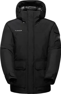 Schwarze isolierte Hardshelljacke mit Kapuze und Mammut-Logo auf der Brust und am Ärmel