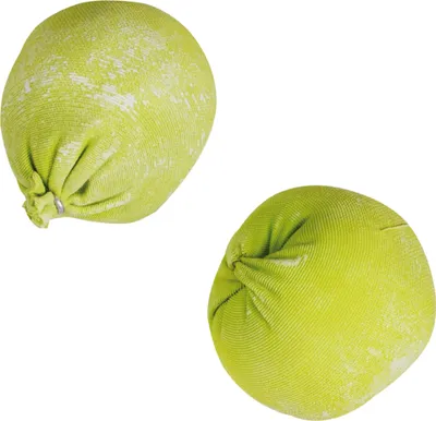 Zwei grüne Chalk Balls von Edelrid; geeignet für Kletterer; mit einer strukturierten Oberfläche.