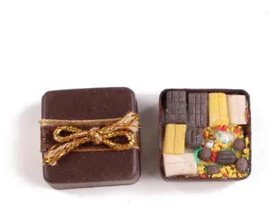Produktbild von Muttertagsgeschenk Basteln mit Miniatur Pralinenschachtel 1zu12 für Ihre Bastelideen