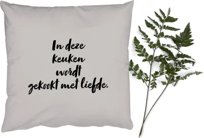 Produktbild von MuchoWow® Zierkissen Sofakissen Wohnzimmer Dekokissen 40x40 cm Zitat - In dieser Küche kocht man mit Liebe - Taupe - Foto Kissen - Schlafzimmer Dekoration