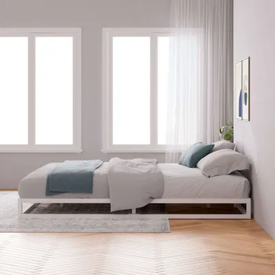 Niedriges Plattformbett in gemütlichem Schlafzimmer – platzsparend, stabil und modern.