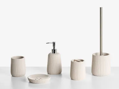 Produktbild von BELIANI Badezimmer Set 5-Teilig Beige Kunstharz Rillenoptik Modern Seifenschale Seifenspender Zahnbürstenhalter Toilettenbürste Becher Bad-Zubehör