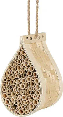 Productafbeelding van Famanu insectenhotel, ontworpen met natuurlijke materialen - Geschikt voor bijen, lieveheersbeestjes en vlinders - Om op te hangen, afmetingen: 21 x 12 x 12,5 cm