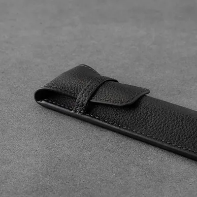 Immagine prodotto di Custodia compatibile con Apple Pencil - Astuccio per penne nero - Realizzata in (PU) - Custodia per stylus e penna touch - Con elastico - Colore: nero - Universale