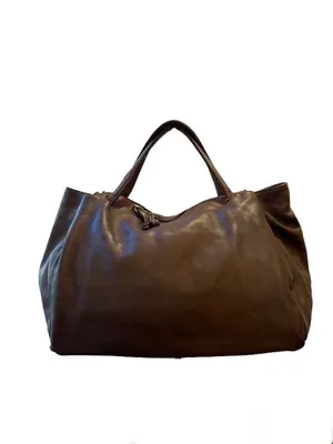 Produktbild von BZNA Diana Leder Handtasche & Schultertasche Braun mit Reißverschluss, geräumigem Hauptfach, Baumwoll-Innenfutter, Tragegriffen, abnehmbarem verstellbaren Schultergurt (90-120cm) und drei Innenfächern.