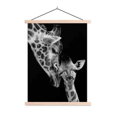 Produktbild von MuchoWow® Textilposter Porträt - Giraffe - Tiere - Schwarz - Weiß 60x80 cm mit holzfarbenen Rahmen - Wandbild
