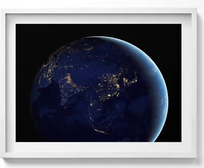 Produktbild von Globus im Weltraum– Wandbild mit Rahmen – Gerahmtes Bild  – Wanddekoration – 80x60 cm –  Weiß Rahmen