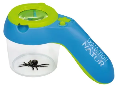 Image de Loupe d'observation "Expedition Natur" avec éclairage, dotée d'un verre de loupe robuste offrant un grossissement de 8x et d'une poignée pratique. Elle est également équipée d'une boîte d'observation éclairée avec 9 LED et 3 modes d'éclairage
