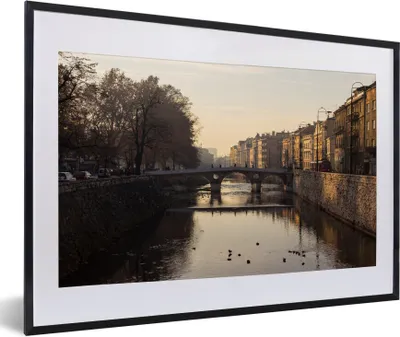 Produktbild von MuchoWow® MuchoWow® Gerahmtes Poster Die Brücke über die Miljacka in Sarajevo Bosnien 60x40 cm - Poster mit zchwarzem Bilderrahmen - Schlafzimmer - Plakat in Rahmen - Drucken