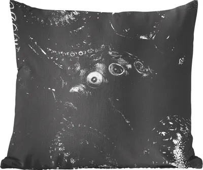 Produktbild von MuchoWow® Zierkissen Sofakissen Wohnzimmer Dekokissen 40x40 cm Nahaufnahme Oktopus auf schwarzem Hintergrund in schwarz und weiß - Foto Kissen - Schlafzimmer Dekoration